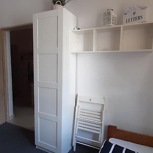 Kleine Kamer met Twee Aparte Bedden